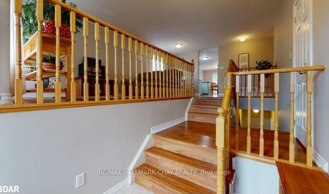 MAIN - 133 Monique Cres, House detached with 3 bedrooms, 2 bathrooms and 2 parking in Barrie ON | Image 12