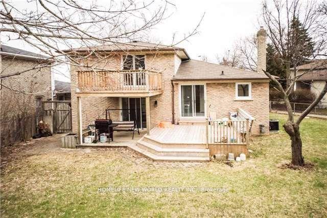 UPPER - 22 Lisburn Cres, House detached with 3 bedrooms, 1 bathrooms and 1 parking in North York ON | Image 2