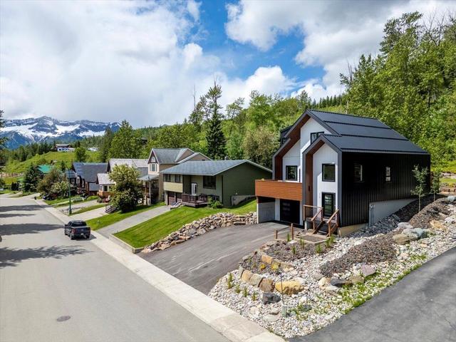 36 Aspen Cres, House detached with 4 bedrooms, 3 bathrooms and 4 parking in Fernie BC | Image 4