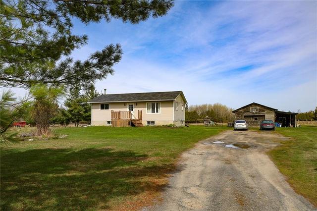 13325 County Road 18 Rd, House detached with 2 bedrooms, 2 bathrooms and 12 parking in South Dundas ON | Image 2