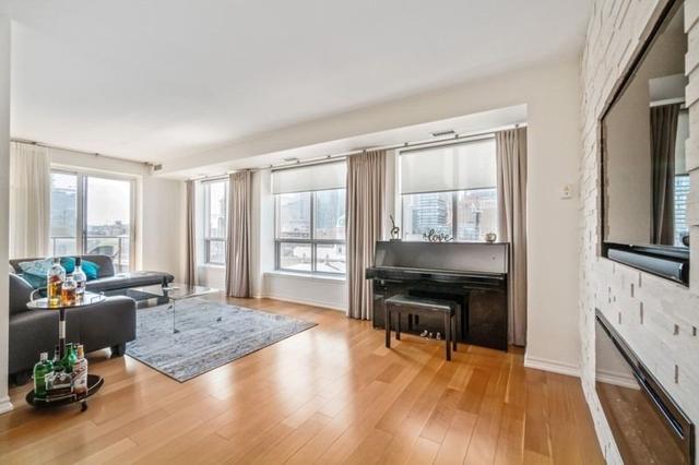 909 - 168 King St E, Condo with 3 bedrooms, 2 bathrooms and 2 parking in Toronto ON | Image 3