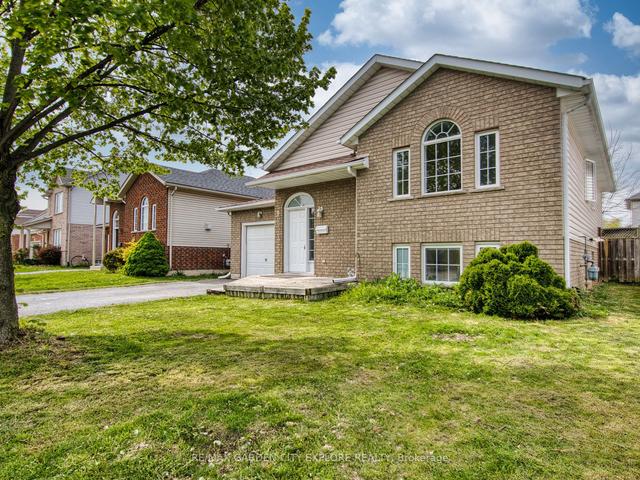 9 Brown Dr, House detached with 6 bedrooms, 2 bathrooms and 3 parking in St. Catharines ON | Image 1