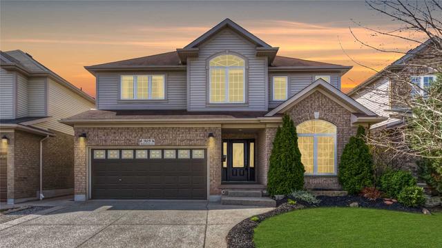 909 Manorbrook Crt, House detached with 5 bedrooms, 3 bathrooms and 4 parking in Kitchener ON | Image 1