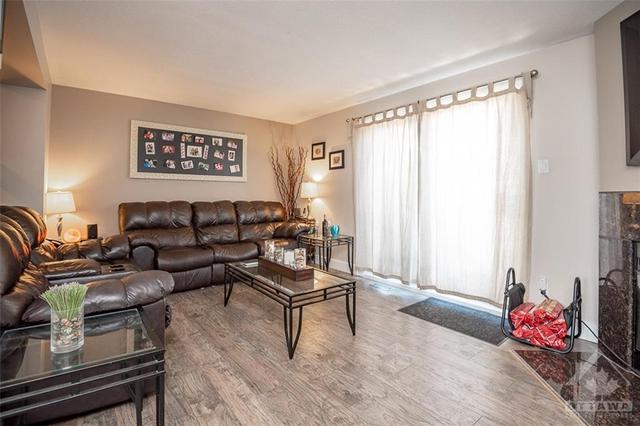 C - 1747 Lamoureux Dr, Townhouse with 3 bedrooms, 2 bathrooms and 1 parking in Ottawa ON | Image 6