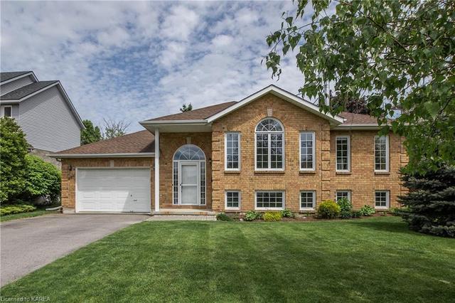 886 Irving Crt, House detached with 4 bedrooms, 2 bathrooms and 4 parking in Kingston ON | Image 3