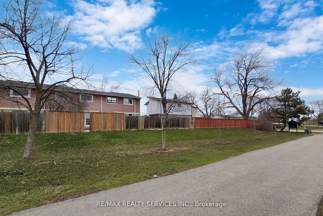 9 Greenhills Sq, House attached with 3 bedrooms, 1 bathrooms and 3 parking in Brampton ON | Image 33