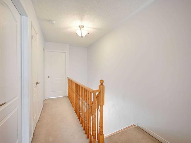 884 Scollard Crt, Townhouse with 3 bedrooms, 2 bathrooms and 2 parking in Mississauga ON | Image 11