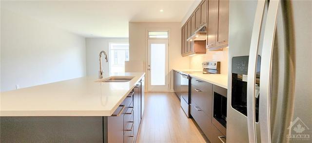 1029 Eider St, Townhouse with 3 bedrooms, 3 bathrooms and 2 parking in Ottawa ON | Image 9