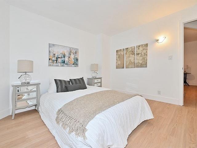 MAIN - 174 Delaware Ave, House detached with 2 bedrooms, 1 bathrooms and 1 parking in Toronto ON | Image 4