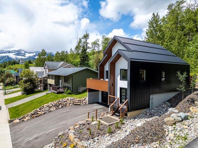 36 Aspen Cres, House detached with 4 bedrooms, 3 bathrooms and 4 parking in Fernie BC | Image 3