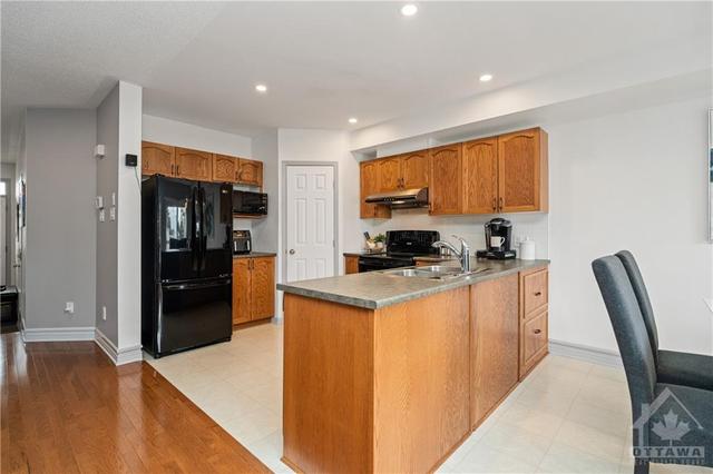 1778 Jersey St, Townhouse with 3 bedrooms, 2 bathrooms and 3 parking in Ottawa ON | Image 10