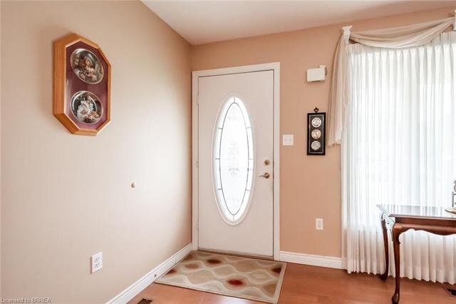 209 Clarence St, House detached with 2 bedrooms, 2 bathrooms and 2 parking in Brantford ON | Image 3