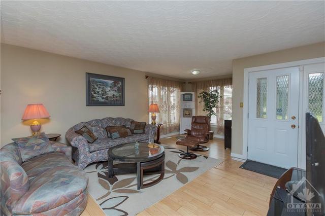 885 Lacroix Rd, Townhouse with 3 bedrooms, 2 bathrooms and 8 parking in Hammond ON | Image 8