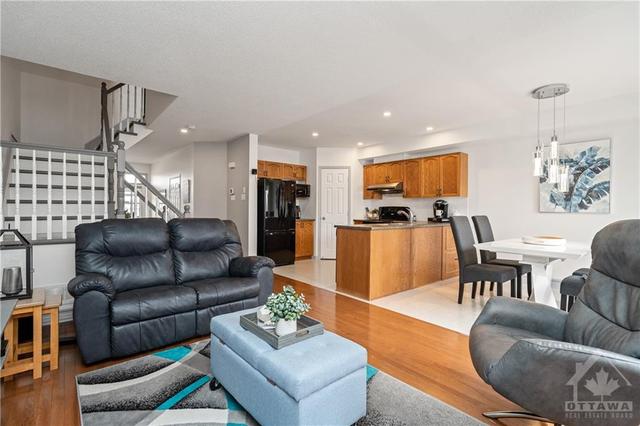 1778 Jersey St, Townhouse with 3 bedrooms, 2 bathrooms and 3 parking in Ottawa ON | Image 6