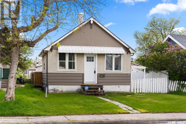 2215 Broder St, House detached with 2 bedrooms, 1 bathrooms and null parking in Regina SK | Image 1