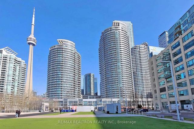 803 - 218 Queens Quay W, Condo with 1 bedrooms, 2 bathrooms and 1 parking in Toronto ON | Image 5