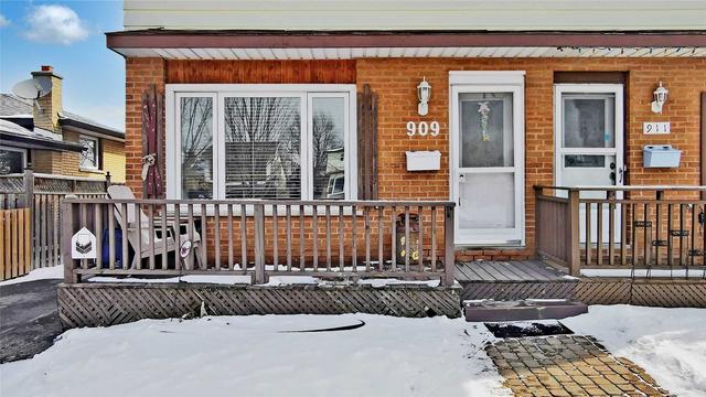 909 Sylvia St, House semidetached with 3 bedrooms, 2 bathrooms and 3 parking in Oshawa ON | Image 1