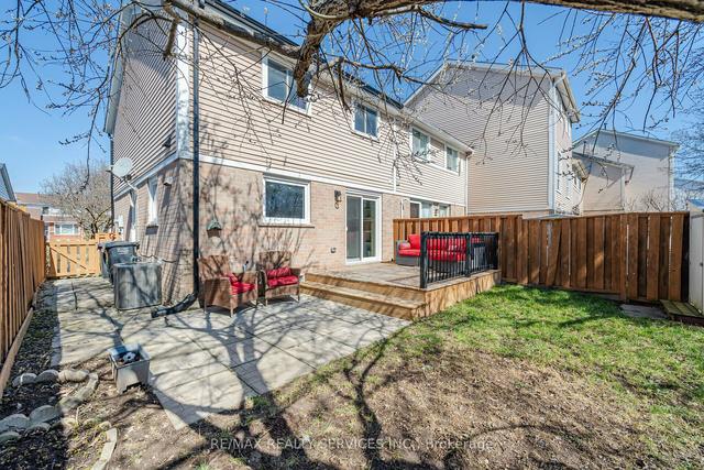 21 Courtleigh Sq, House attached with 3 bedrooms, 3 bathrooms and 3 parking in Brampton ON | Image 32