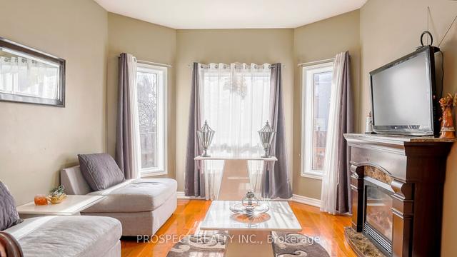 7430 Village Walk, House detached with 3 bedrooms, 4 bathrooms and 5 parking in Mississauga ON | Image 13
