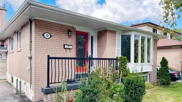 MAIN - 32 Collins Cres, House detached with 3 bedrooms, 1 bathrooms and 3 parking in Aurora ON | Image 12