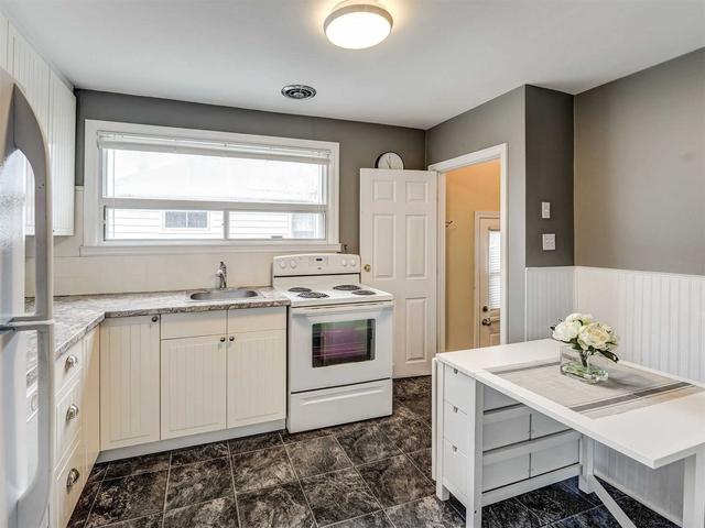 MAIN - 153 Codrington St, House detached with 3 bedrooms, 1 bathrooms and 2 parking in Barrie ON | Image 9