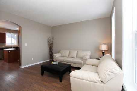 9825 105 Ave, House attached with 3 bedrooms, 3 bathrooms and null parking in Morinville AB | Image 2