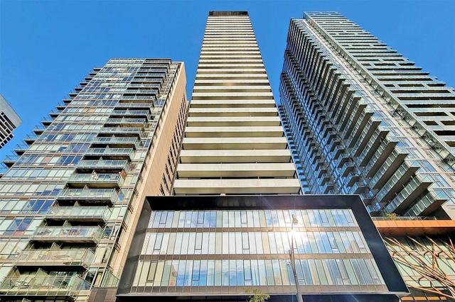 909 - 28 Wellesley St E, Condo with 2 bedrooms, 1 bathrooms and 0 parking in Toronto ON | Image 1