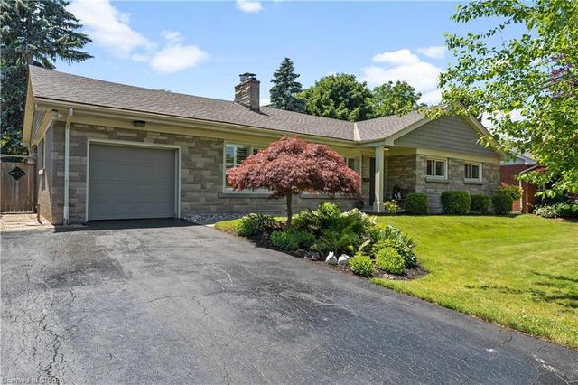 886 Boothman Ave, House detached with 5 bedrooms, 3 bathrooms and 5 parking in Burlington ON | Image 3