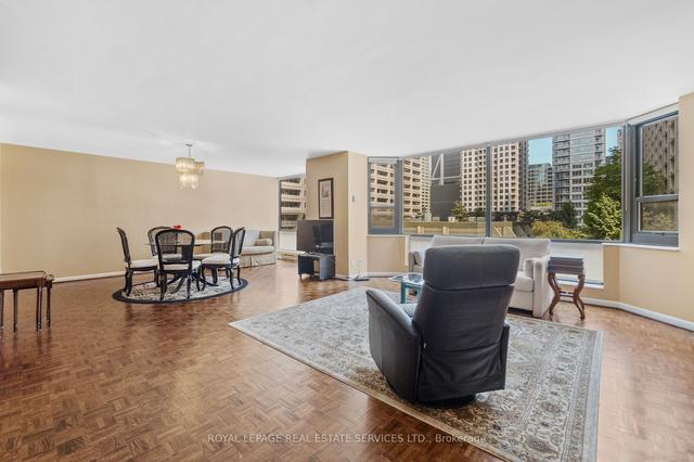 703 - 1166 Bay St, Condo with 2 bedrooms, 2 bathrooms and 1 parking in Toronto ON | Image 4