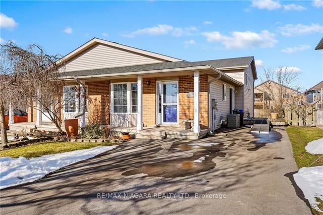 17 Waterview Crt, House semidetached with 3 bedrooms, 2 bathrooms and 4 parking in Welland ON | Image 1