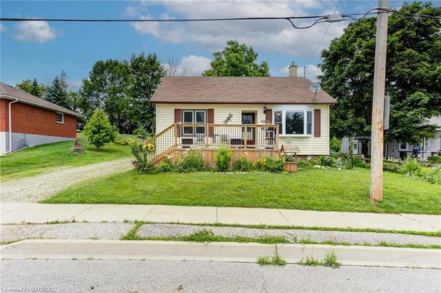 420 Lambton St E, House detached with 2 bedrooms, 2 bathrooms and 3 parking in Durham ON | Image 1