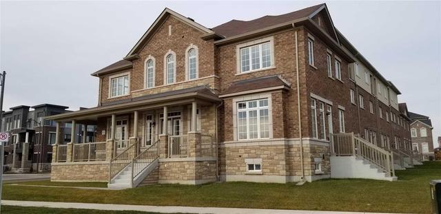 411 Silver Maple Rd, House attached with 3 bedrooms, 3 bathrooms and 1 parking in Oakville ON | Image 2