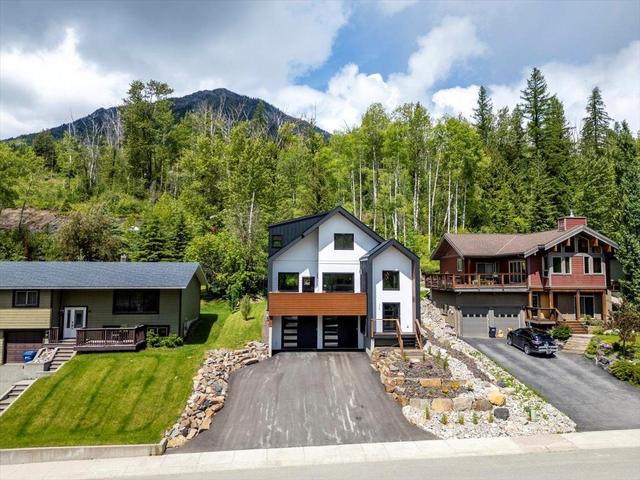 36 Aspen Cres, House detached with 4 bedrooms, 3 bathrooms and 4 parking in Fernie BC | Image 2