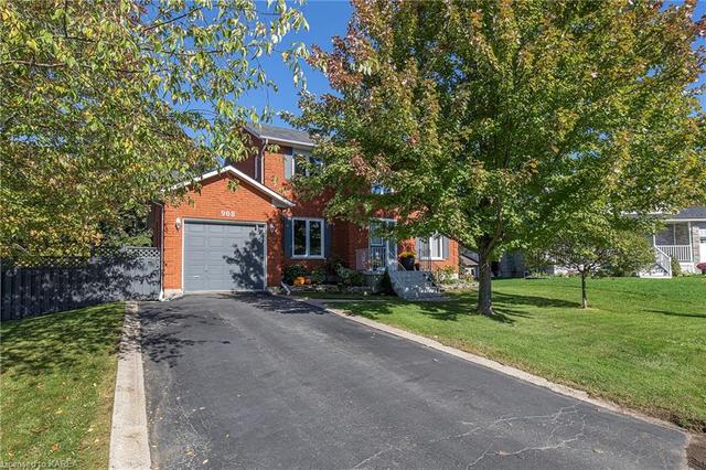 908 Plainview Pl, House detached with 3 bedrooms, 2 bathrooms and 5 parking in Kingston ON | Image 2