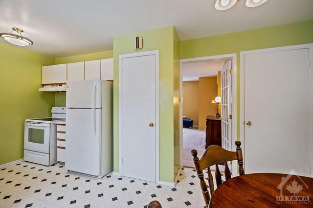 885 Greenbriar Ave, Townhouse with 3 bedrooms, 1 bathrooms and 2 parking in Ottawa ON | Image 11