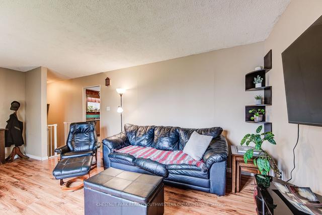7 Conrad Ct, House detached with 4 bedrooms, 2 bathrooms and 5 parking in Guelph ON | Image 3