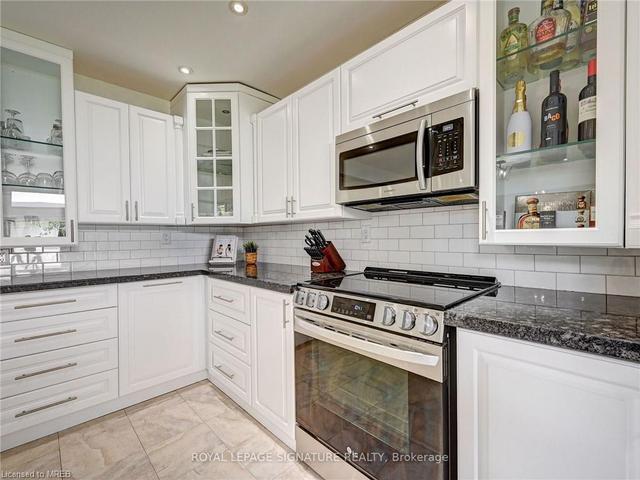 733 Middleton Cres, House semidetached with 3 bedrooms, 1 bathrooms and 2 parking in Milton ON | Image 3