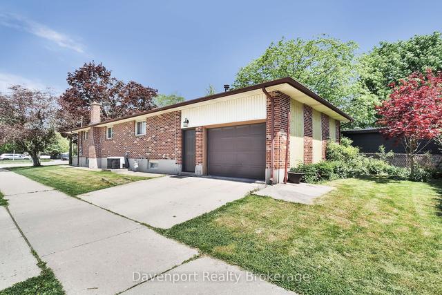 151 Emery St W, House detached with 3 bedrooms, 1 bathrooms and 3 parking in London ON | Image 7