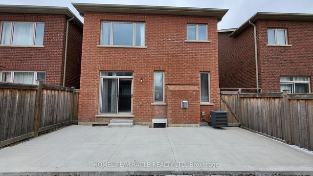 9 Humberstone Cres, House detached with 2 bedrooms, 1 bathrooms and 2 parking in Brampton ON | Image 7