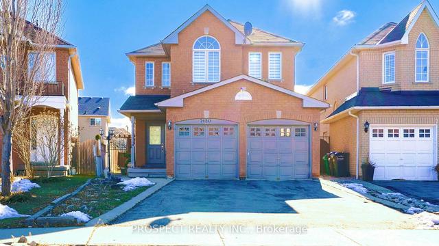 7430 Village Walk, House detached with 3 bedrooms, 4 bathrooms and 5 parking in Mississauga ON | Image 1