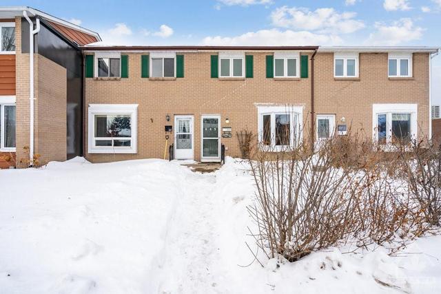 885 Greenbriar Ave, Townhouse with 3 bedrooms, 1 bathrooms and 2 parking in Ottawa ON | Image 1