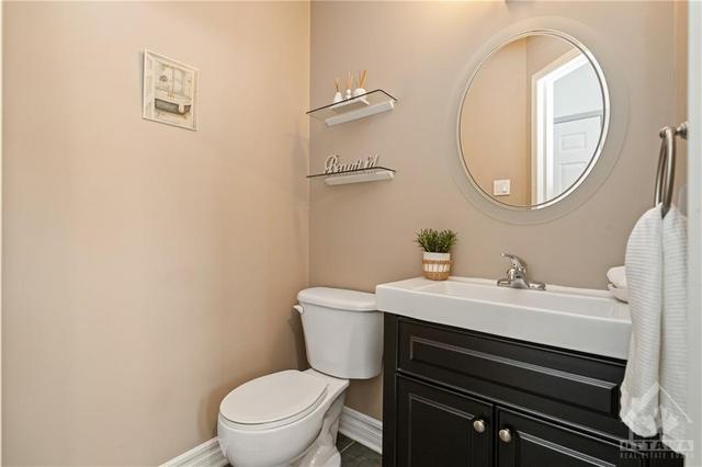 1778 Jersey St, Townhouse with 3 bedrooms, 2 bathrooms and 3 parking in Ottawa ON | Image 5