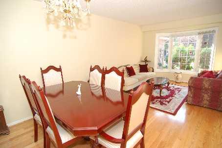 9 Halfmoon Sq, House detached with 3 bedrooms, 4 bathrooms and 4 parking in Toronto ON | Image 2