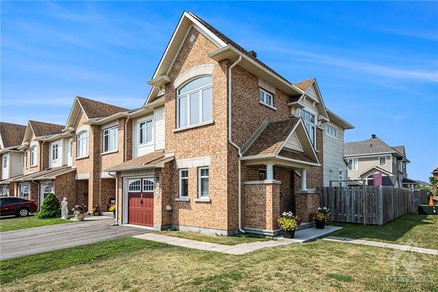 886 Ashenvale Way, Townhouse with 3 bedrooms, 3 bathrooms and 2 parking in Ottawa ON | Image 1