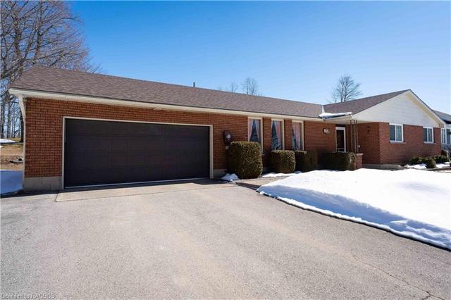 90 Carson Lake Cres, House detached with 3 bedrooms, 1 bathrooms and null parking in Sauble Beach ON | Image 1