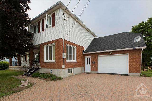 885 Lacroix Rd, Townhouse with 3 bedrooms, 2 bathrooms and 8 parking in Hammond ON | Image 1
