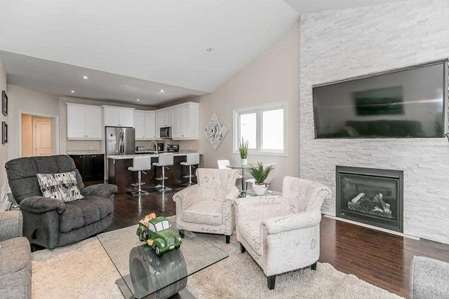 883 Pine Ave, House detached with 3 bedrooms, 3 bathrooms and 8 parking in Innisfil ON | Image 3