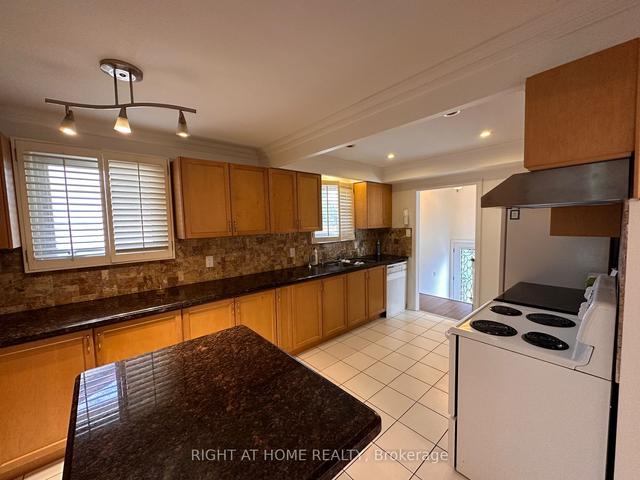 MAIN - 24 Hoover Dr, House detached with 4 bedrooms, 3 bathrooms and 4 parking in Thornhill ON | Image 9