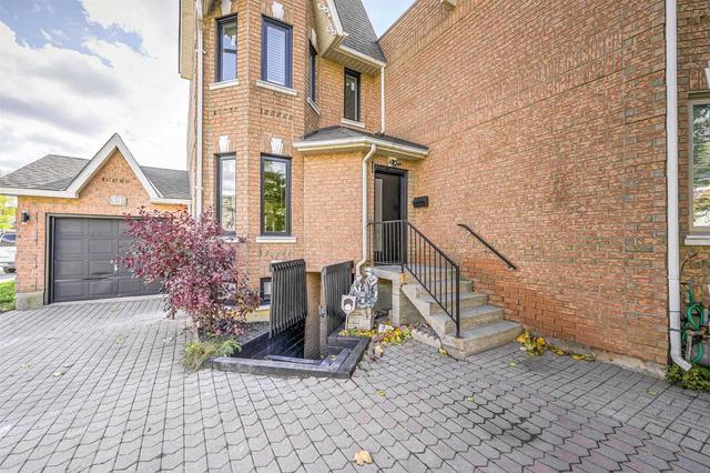 MAIN - 39A Lippincott St E, House attached with 3 bedrooms, 2 bathrooms and 2 parking in York ON | Image 12