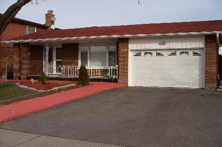 MAIN - 206 Peel Ave, House detached with 3 bedrooms, 2 bathrooms and 2 parking in Brampton ON | Image 1